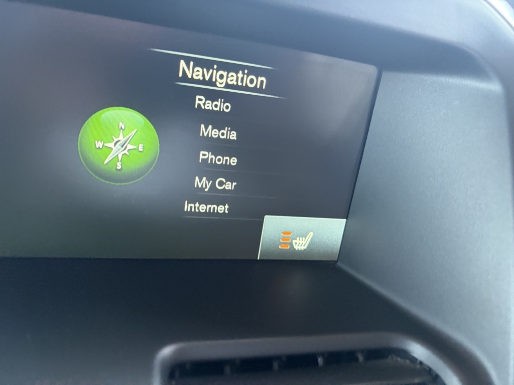 Volvo XC60 D4awd R-design White #69