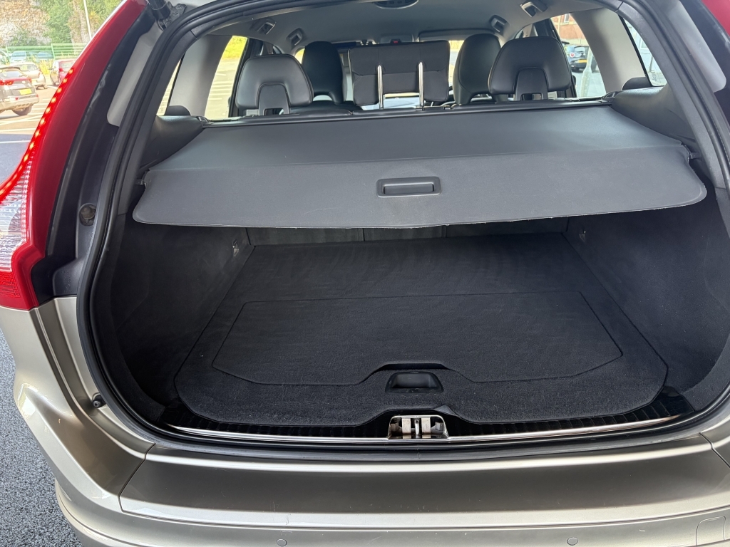 Volvo XC60 D4awd R-design White #42