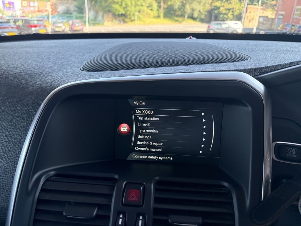 Volvo XC60 D4awd R-design White #83