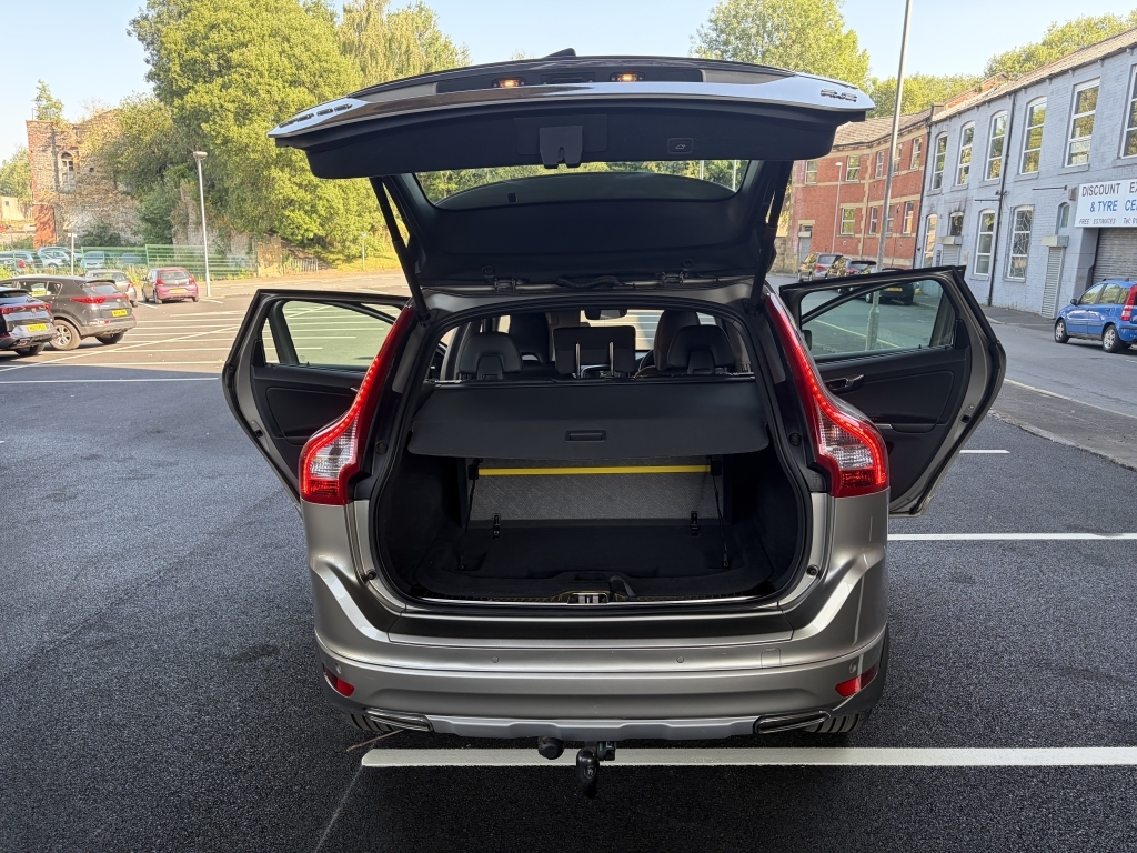 Volvo XC60 D4awd R-design White #87