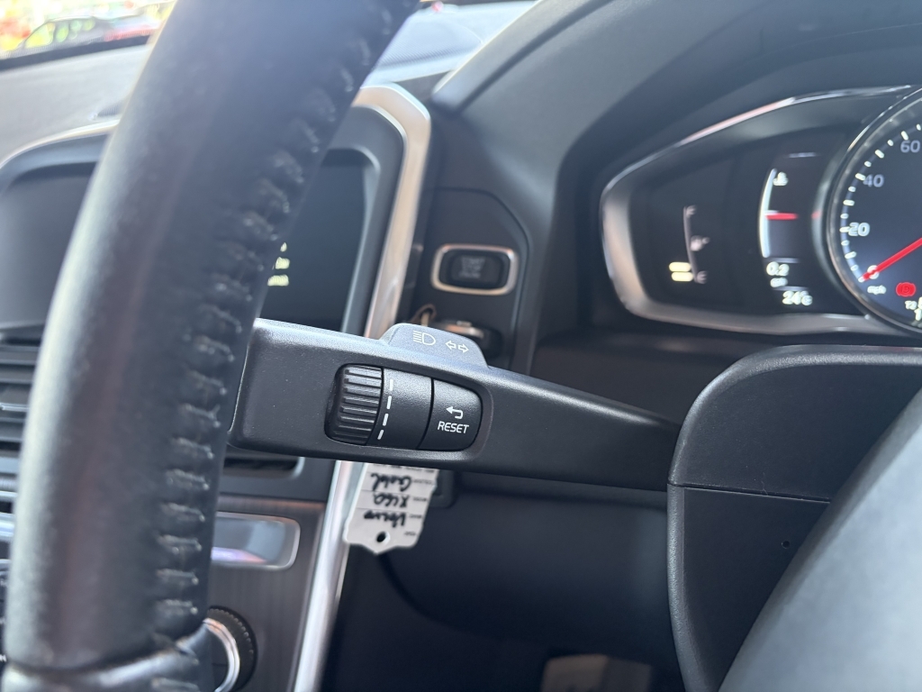Volvo XC60 D4awd R-design White #64