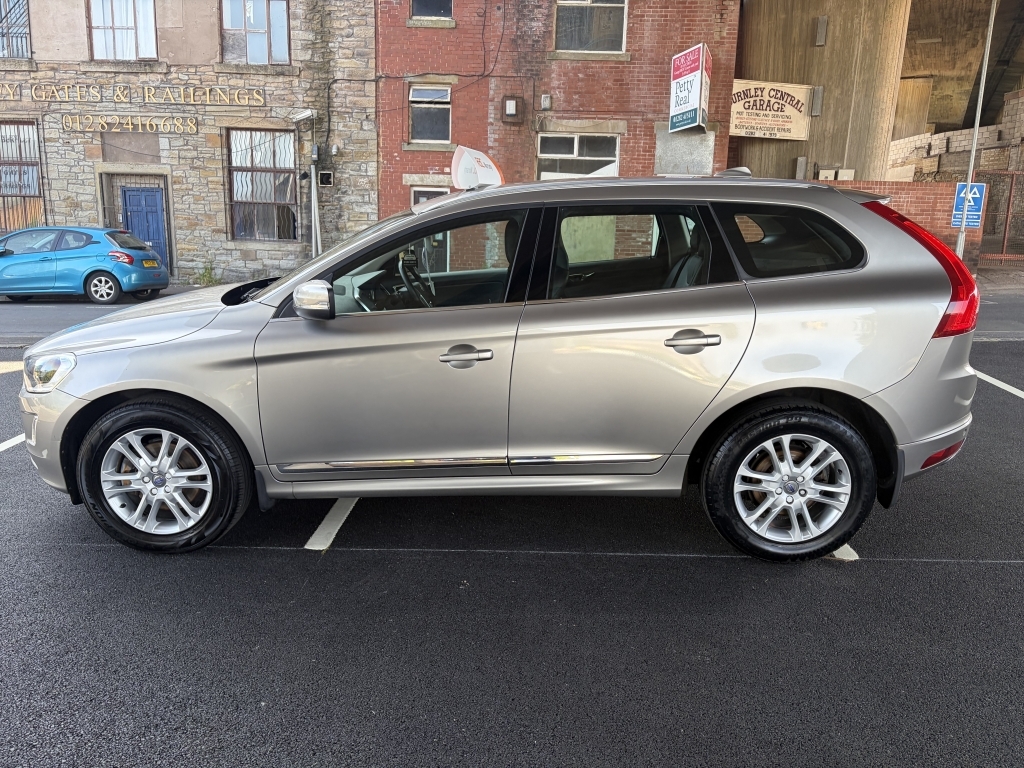 Volvo XC60 D4awd R-design White #18