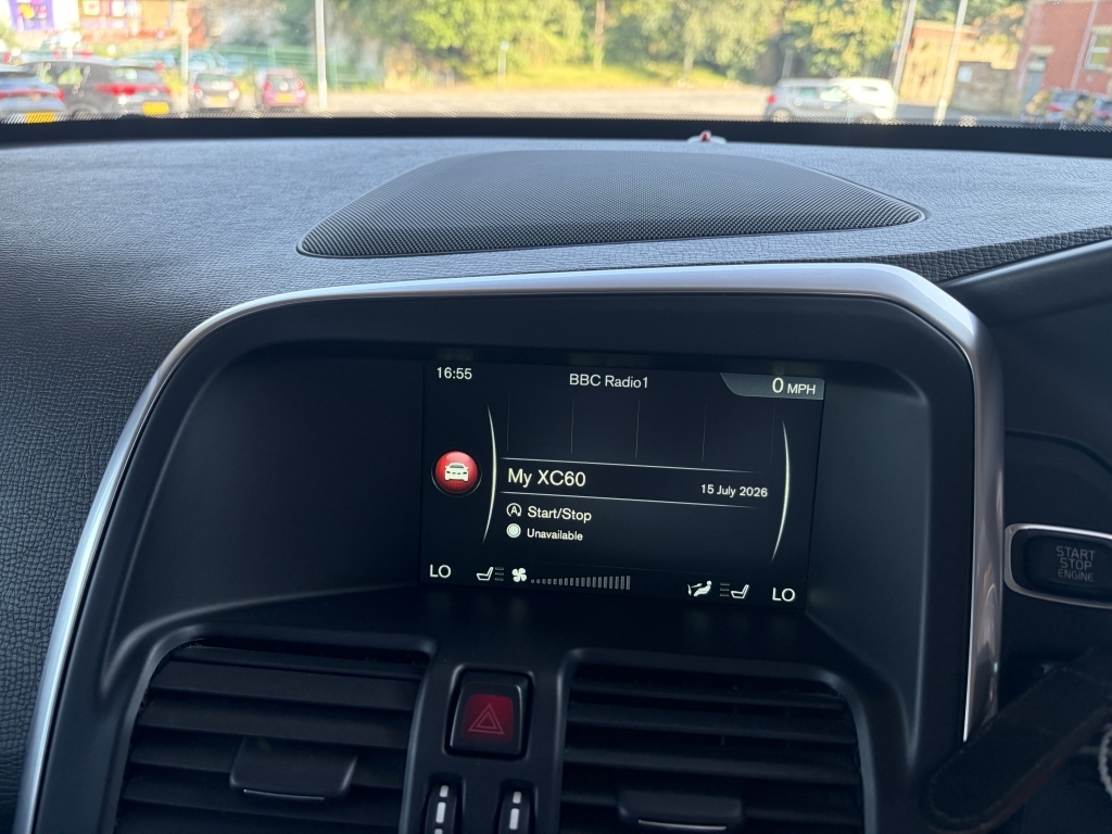 Volvo XC60 D4awd R-design White #82