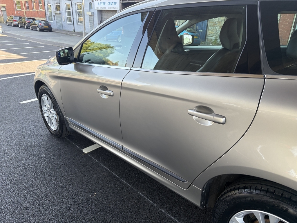 Volvo XC60 D4awd R-design White #17