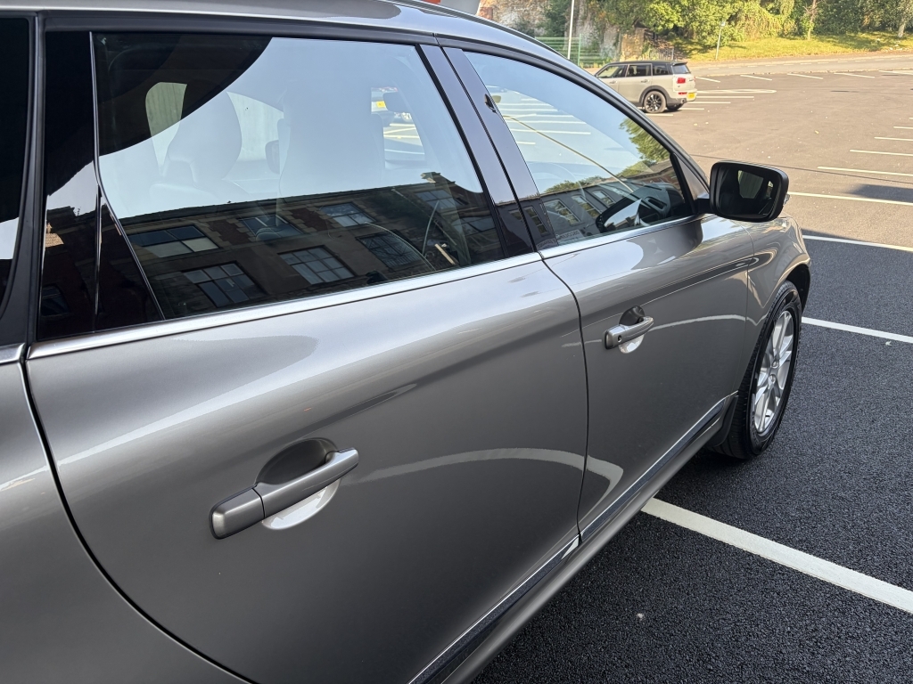 Volvo XC60 D4awd R-design White #9