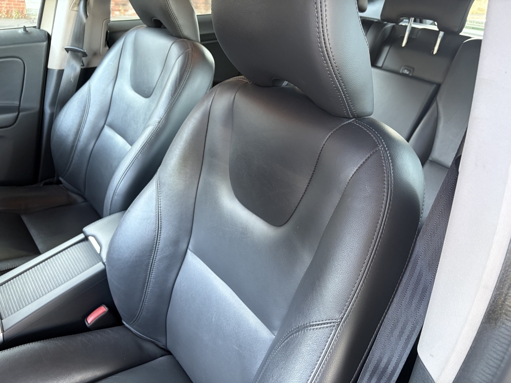Volvo XC60 D4awd R-design White #33