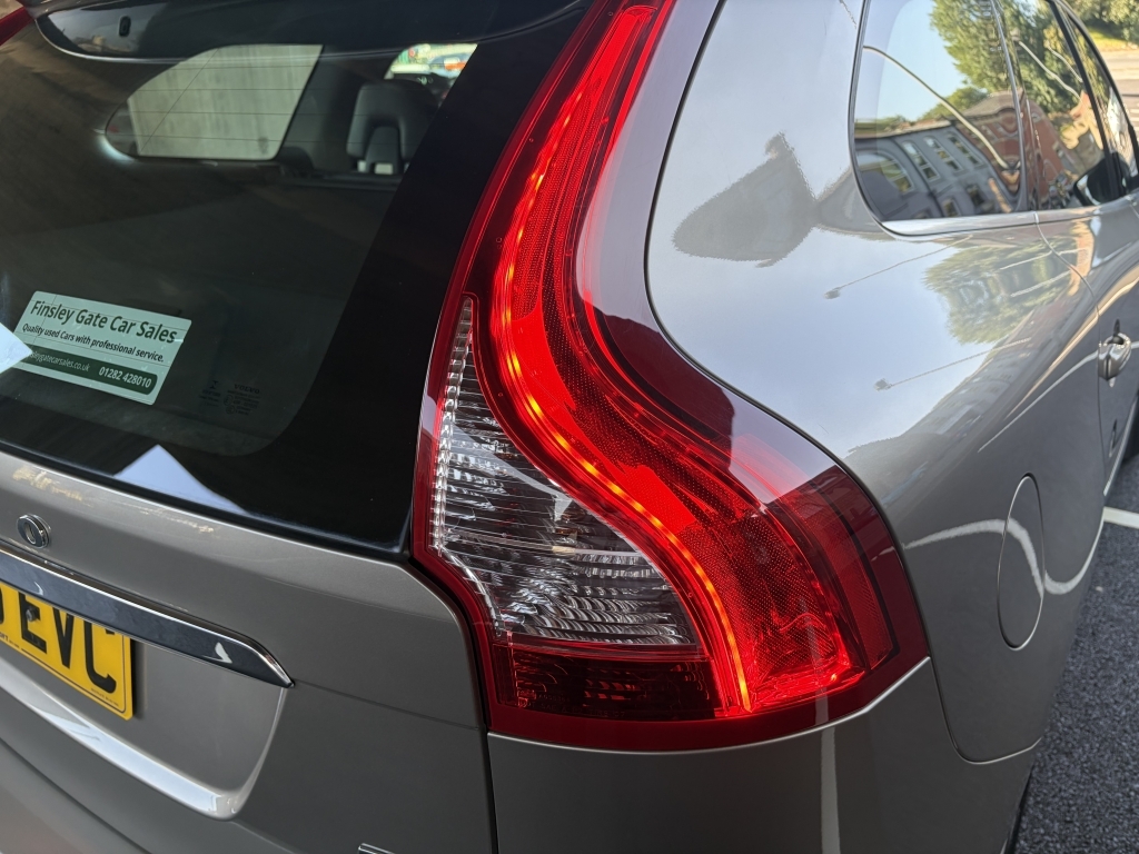 Volvo XC60 D4awd R-design White #14