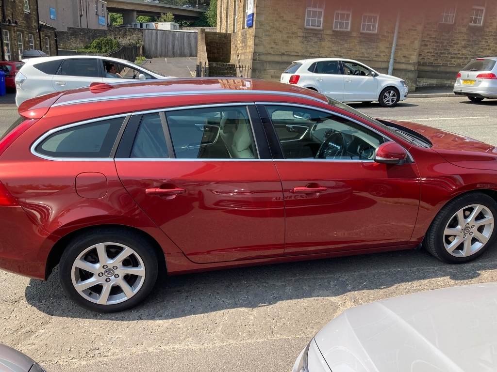 Volvo V60 2.0 D4 Se Lux Nav Red #3