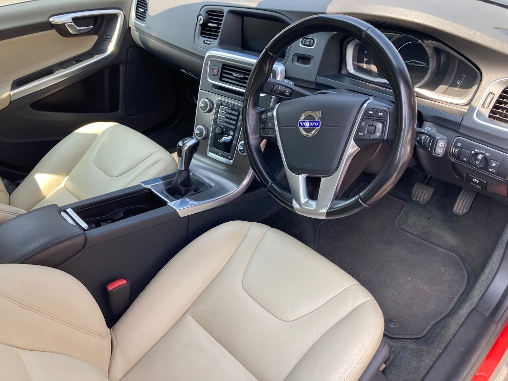 Volvo V60 2.0 D4 Se Lux Nav Red #2