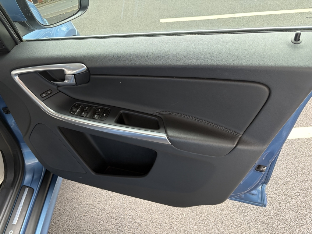Volvo XC60 2.0 D4 R-design Nav Blue #45