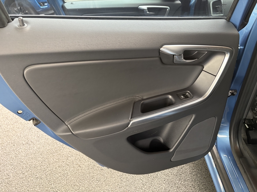 Volvo XC60 2.0 D4 R-design Nav Blue #31