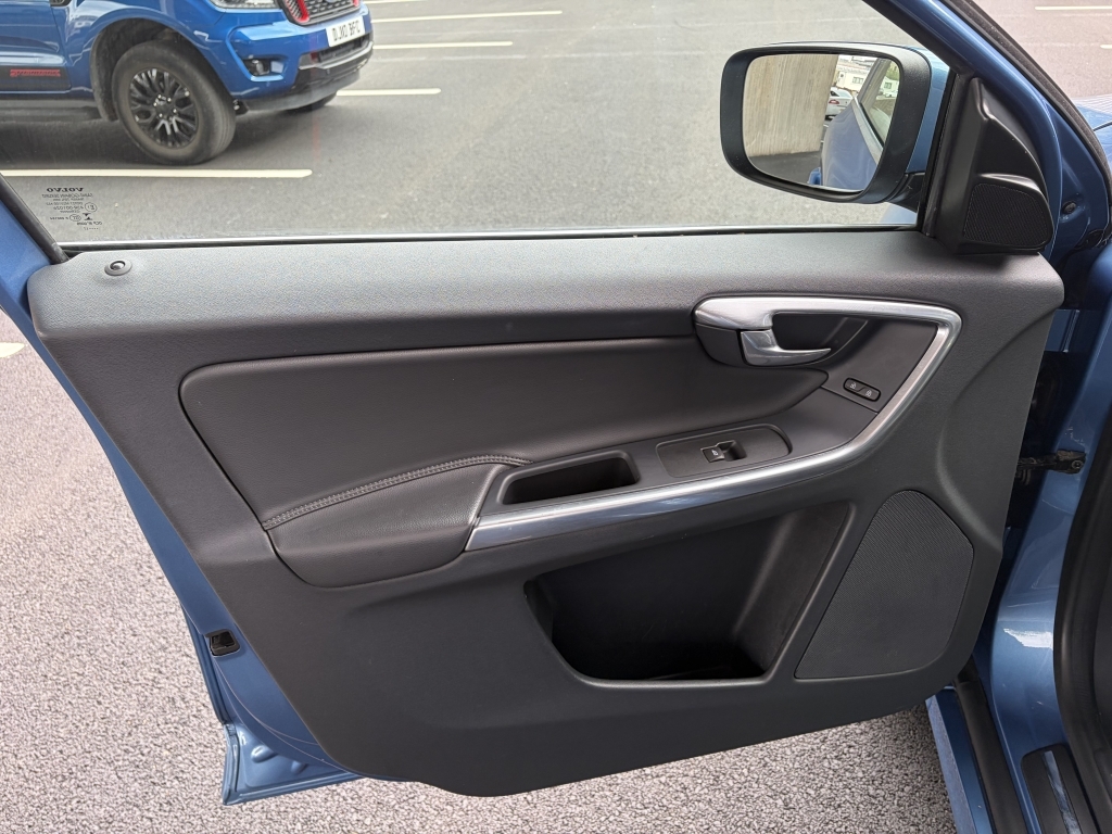 Volvo XC60 2.0 D4 R-design Nav Blue #26