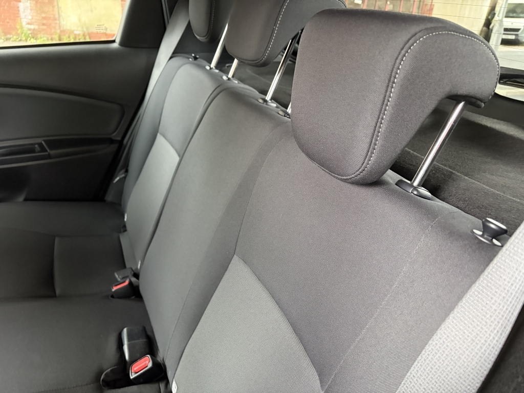 Toyota Yaris Hatchback Silver #37