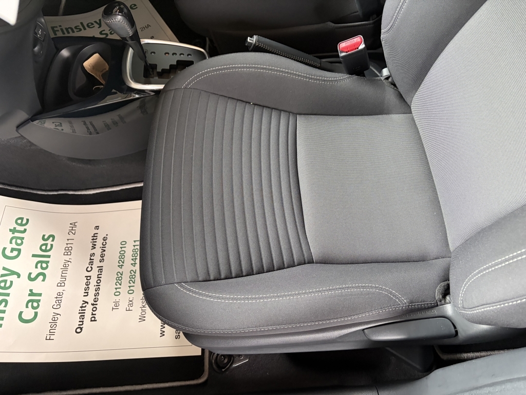 Toyota Yaris Hatchback Silver #32