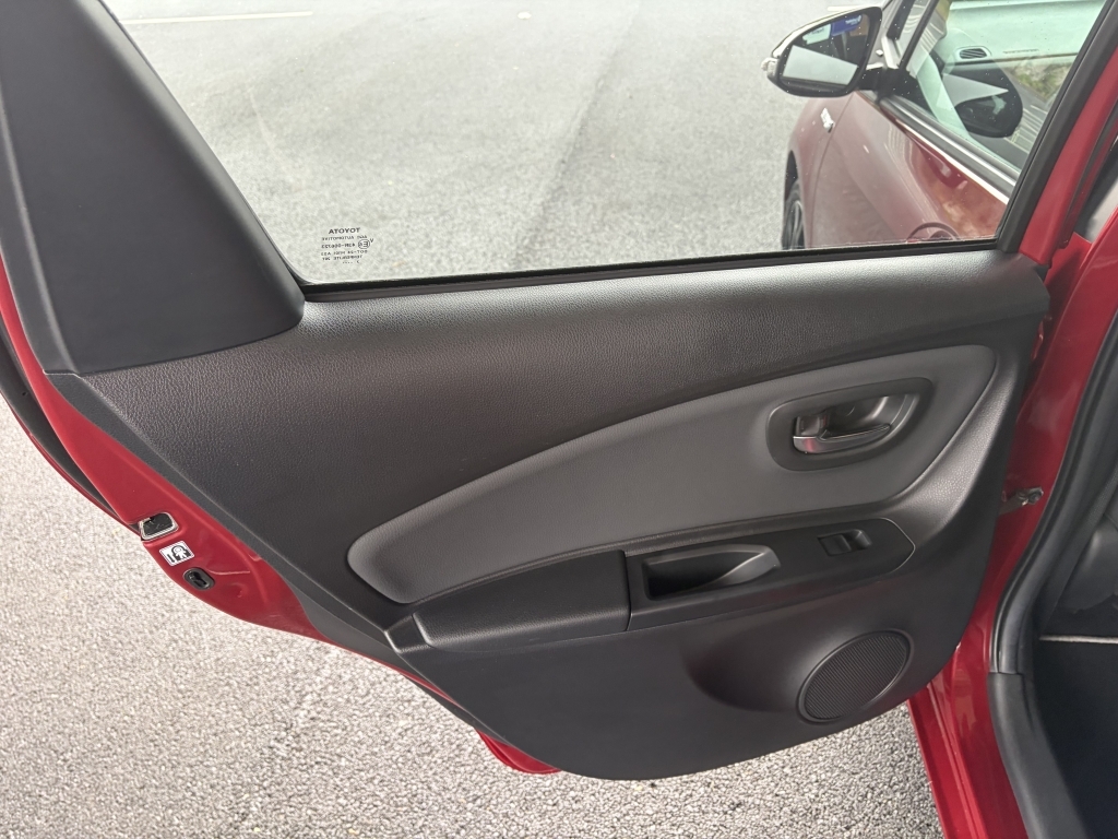 Toyota Yaris Hatchback Silver #34