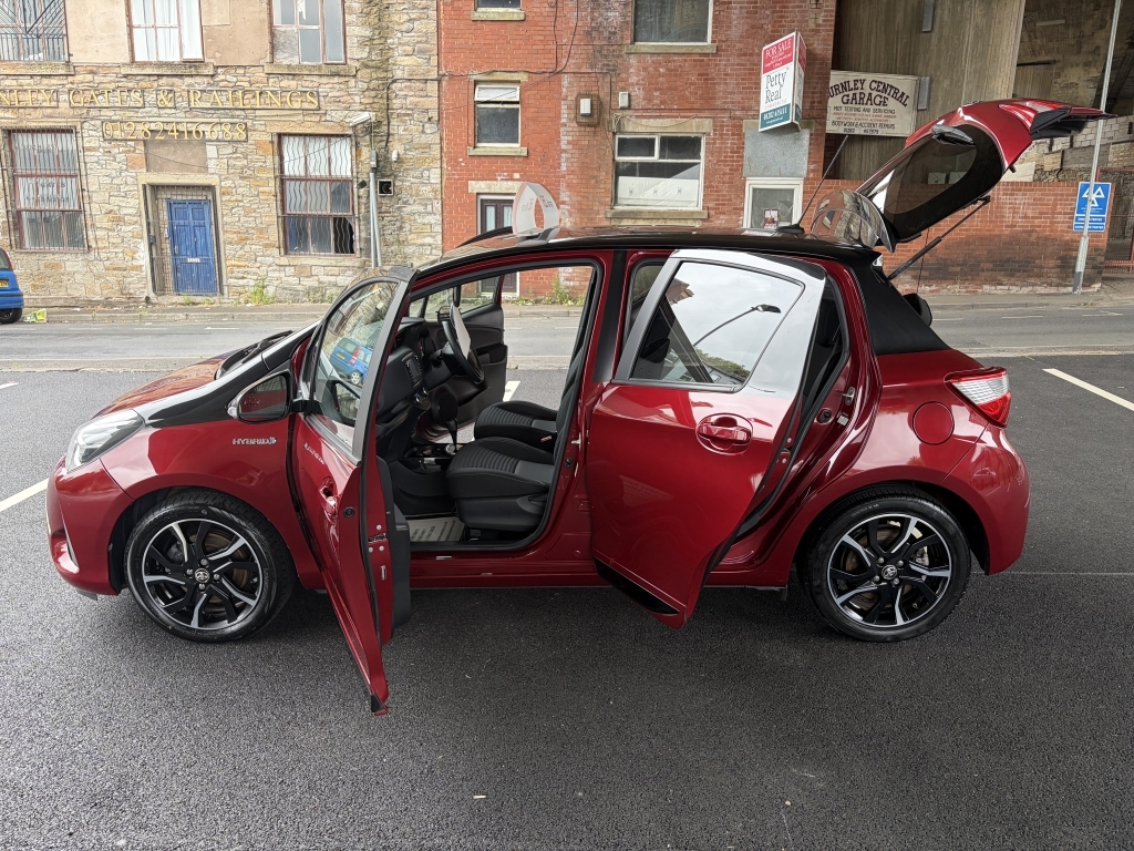 Toyota Yaris Hatchback Silver #77