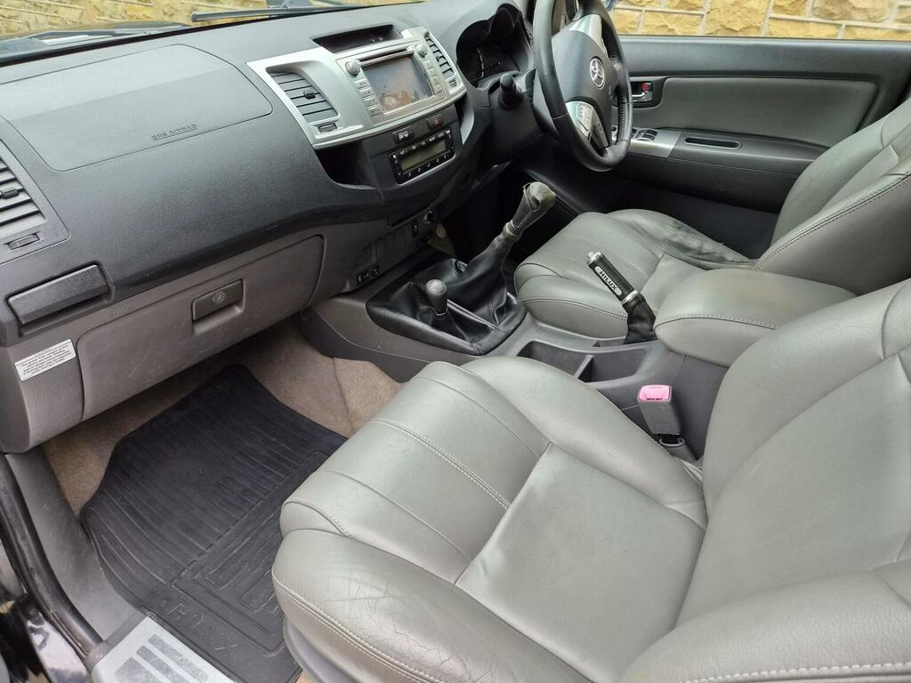 Toyota HILUX Pickup Black #15