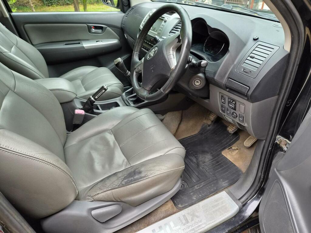 Toyota HILUX Pickup Black #9