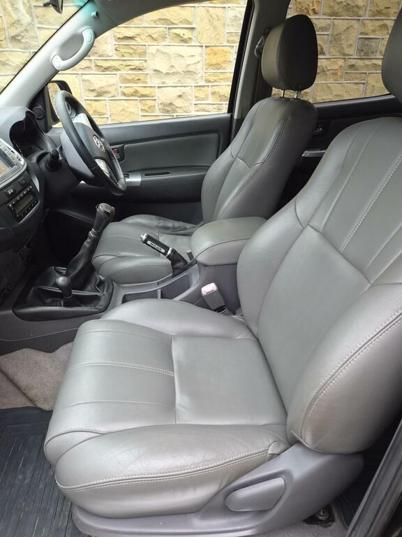 Toyota HILUX Pickup Black #14