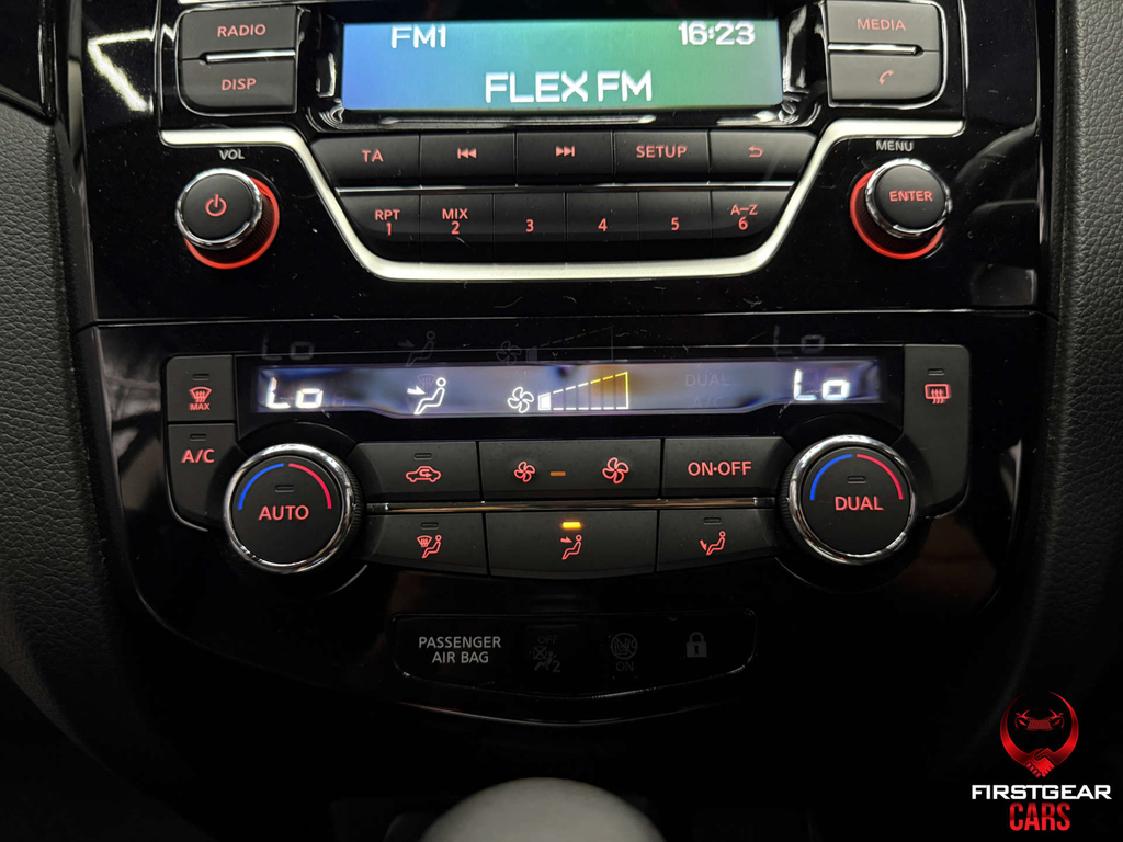 Nissan Qashqai Hatchback Red #30