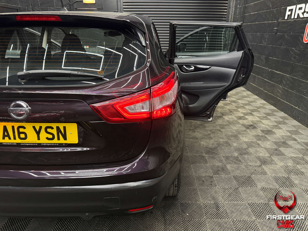 Nissan Qashqai Hatchback Red #17