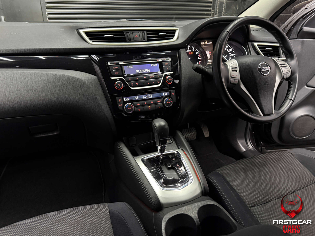Nissan Qashqai Hatchback Red #2