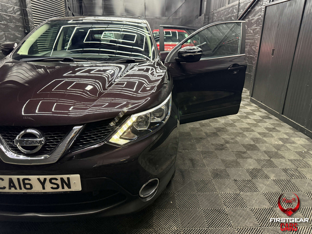Nissan Qashqai Hatchback Red #15