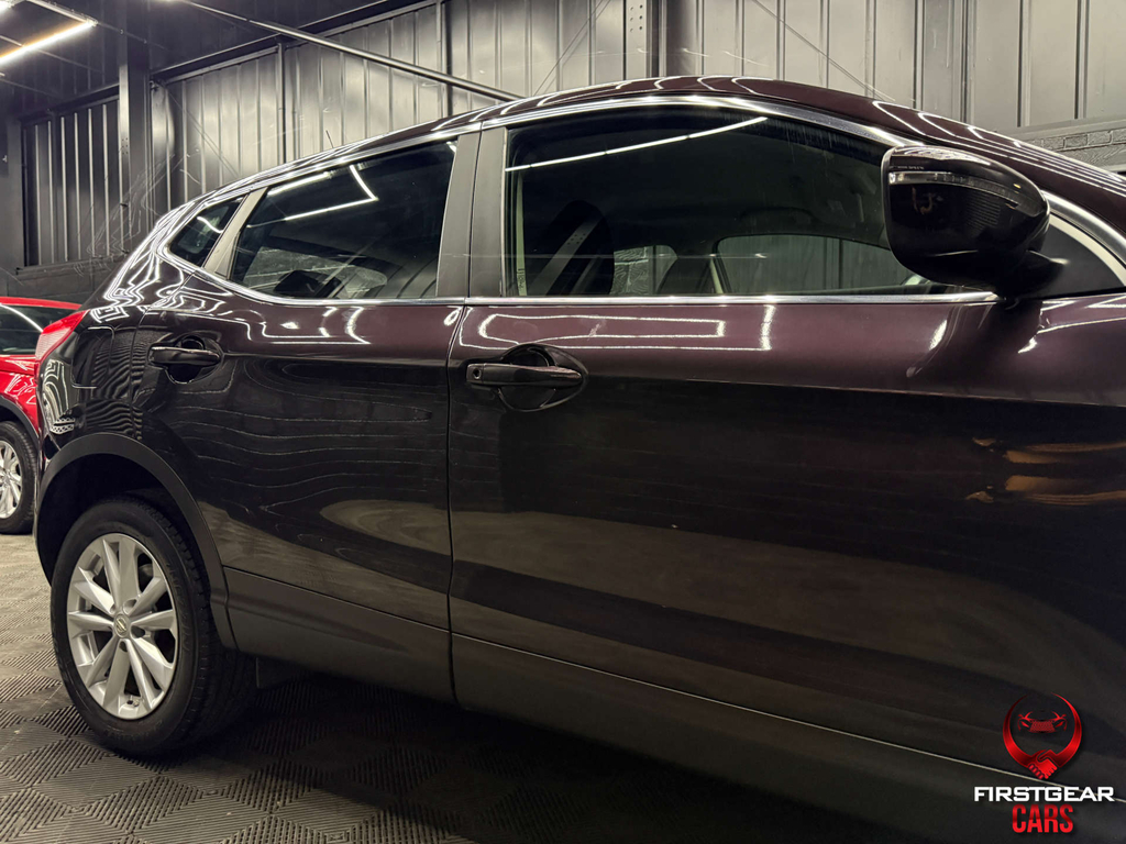 Nissan Qashqai Hatchback Red #8