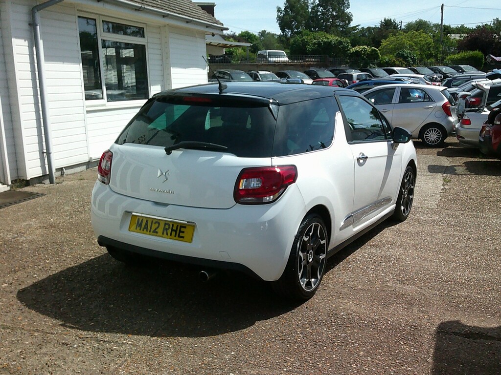 Citroen DS3 Hatchback 1.6 E-hdi Airdream Dstyle Plus 2012 White #2