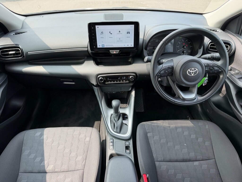 Toyota Yaris 1.5 Hybrid Icon Cvt RE74EZX White #2