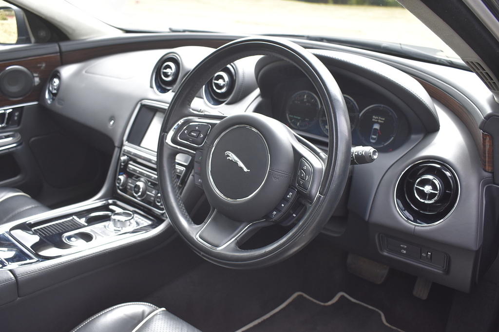 Jaguar XJ Premium Luxury V6 Silver #15