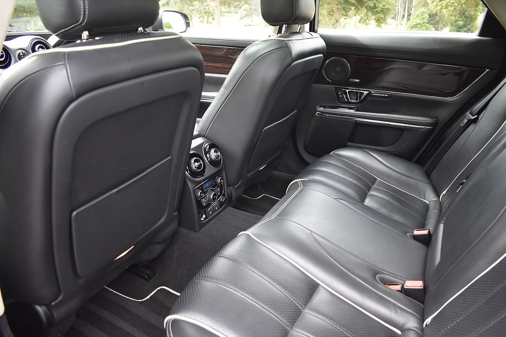 Jaguar XJ Premium Luxury V6 Silver #17