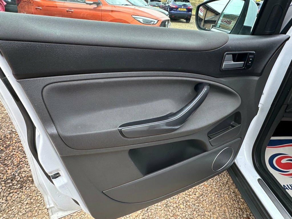 Ford Kuga White #60