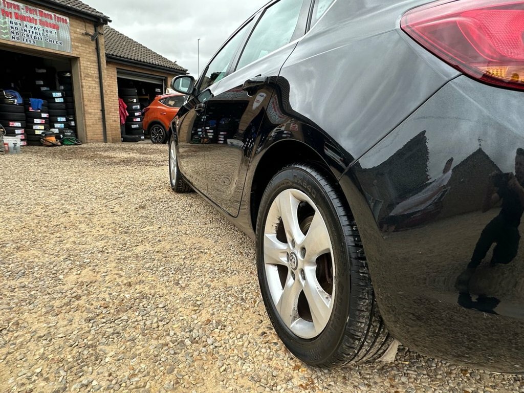 Vauxhall Astra Astra Exclusiv Red #11