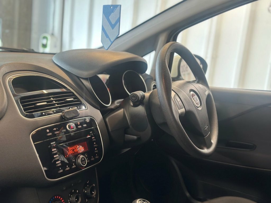 Fiat Punto 1.2L Pop White #2