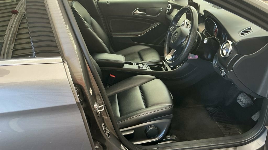 Mercedes-Benz GLA Class 1.6L Sport Grey #2