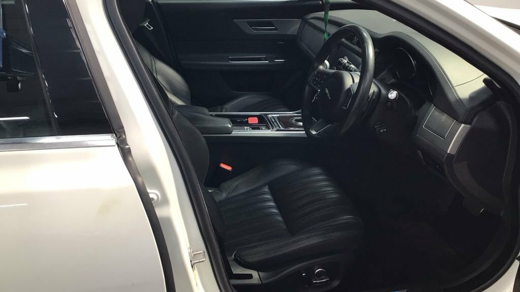 Jaguar XF 2L Portfolio White #2