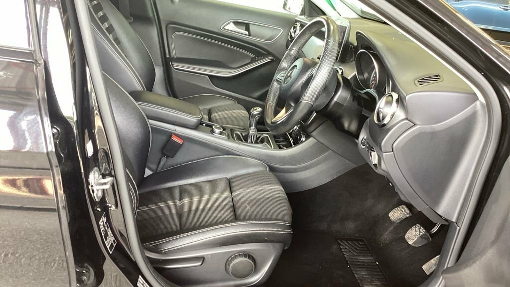Mercedes-Benz GLA Class 1.6L Urban Edition Black #2