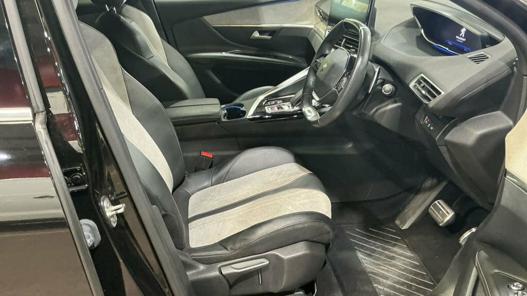 Peugeot 3008 1.6L Gt Premium Black #2