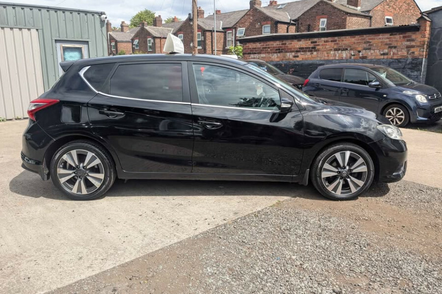 Nissan Pulsar Hatchback Black #5