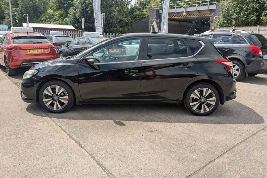Nissan Pulsar Hatchback Black #4