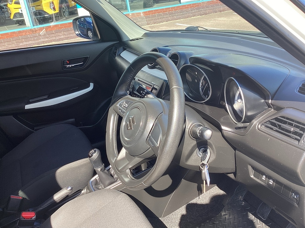 Suzuki Swift Dualjet Mhev Sz3 White #3