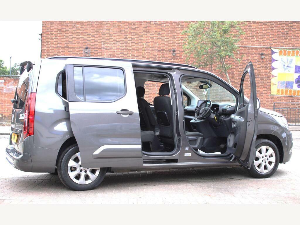 Vauxhall Combo-e Life 100Kw Design XL 50Kwh 7 Seat Black #11