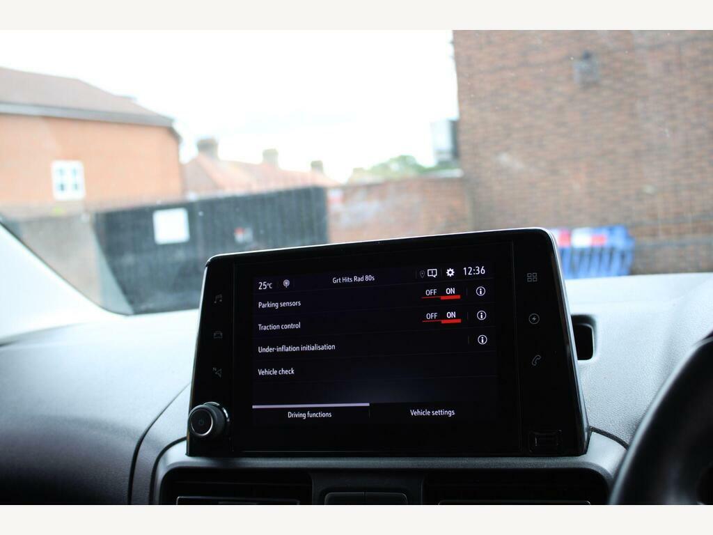 Vauxhall Combo-e Life 100Kw Design XL 50Kwh 7 Seat Black #28