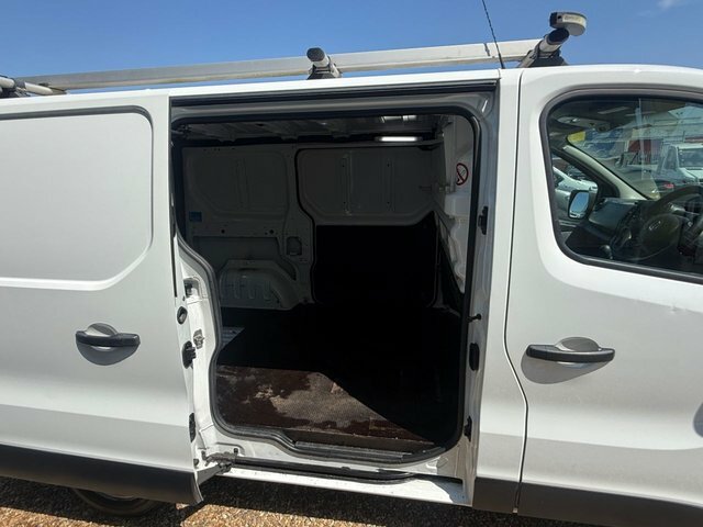 Vauxhall Vivaro Cdti 2900 Panel Van FN68PWK White #3