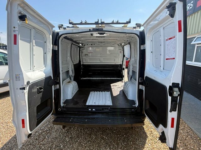Vauxhall Vivaro Cdti 2900 Panel Van FN68PWK White #4
