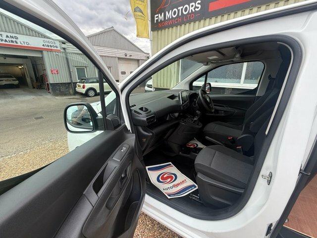 Vauxhall Combo Turbo D 2300 Sportive White #5