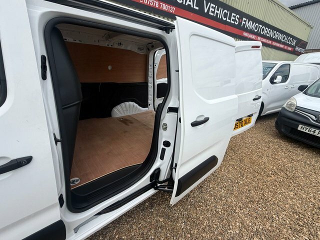 Vauxhall Combo Turbo D 2300 Sportive White #4