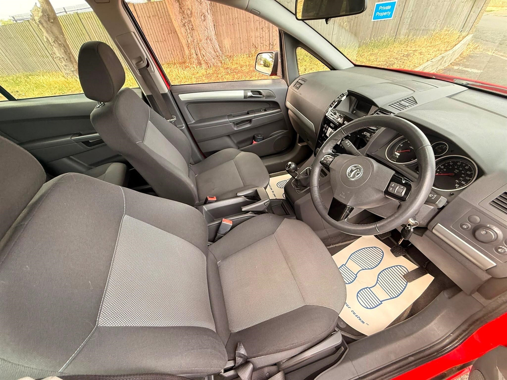 Vauxhall Zafira Mpv Red #9