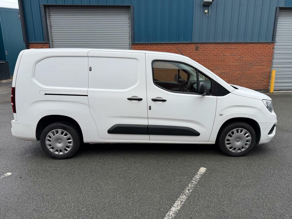 Vauxhall Combo 1.5-Turbo-d-2300-sportive-l2-h1-euro-6-ss-4dr #2